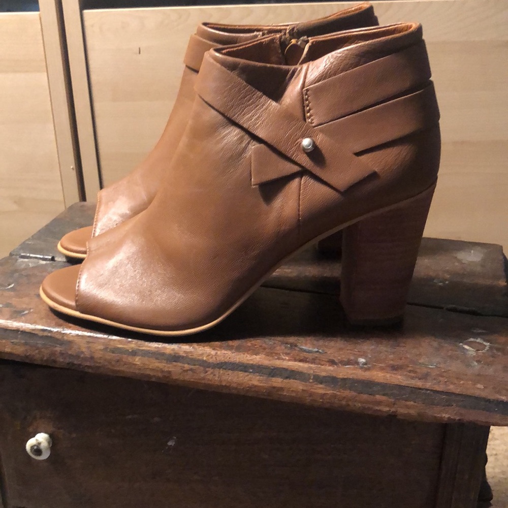 Steve Madden Tan Leather Ankle Booties